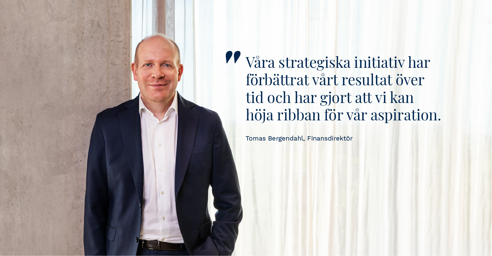 Porträtt av AAK:s CFO, Tomas Bergendahl, med citatet: ’Våra strategiska initiativ har förbättrat vårt resultat över tid och har gjort att vi kan höja ribban för vår aspiration.’